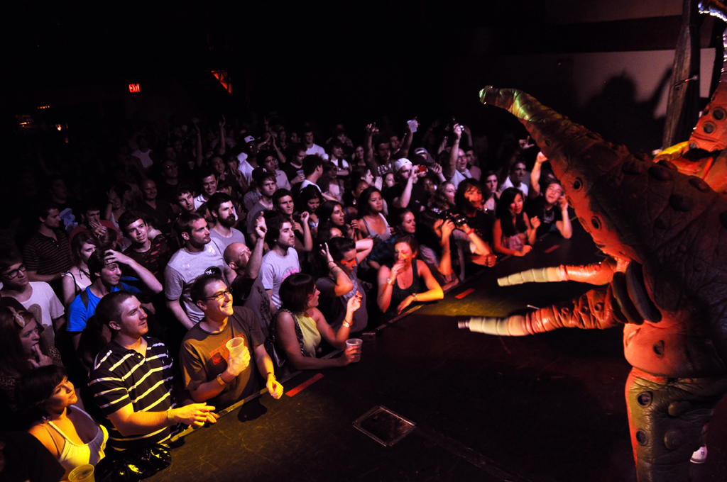 Crowd &amp; Aliens / credit: Loren Wohl